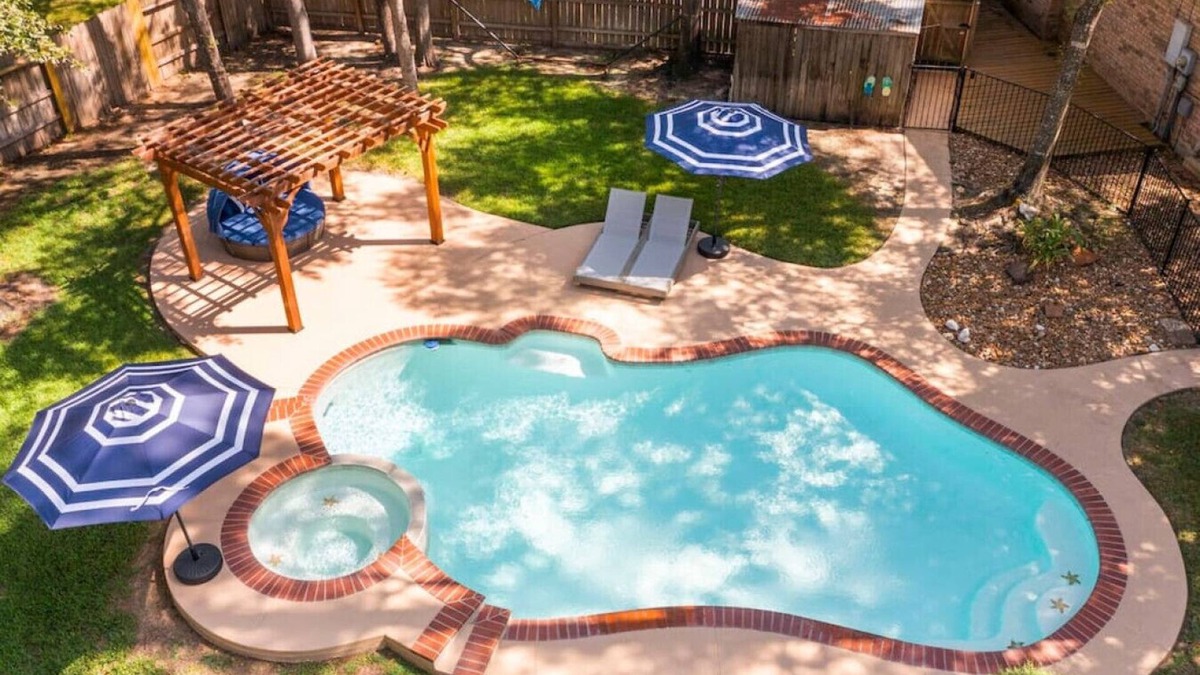 Willow House | 5BR Half-Acre Getaway–Heat Pool,Hot Tub,EV Charger