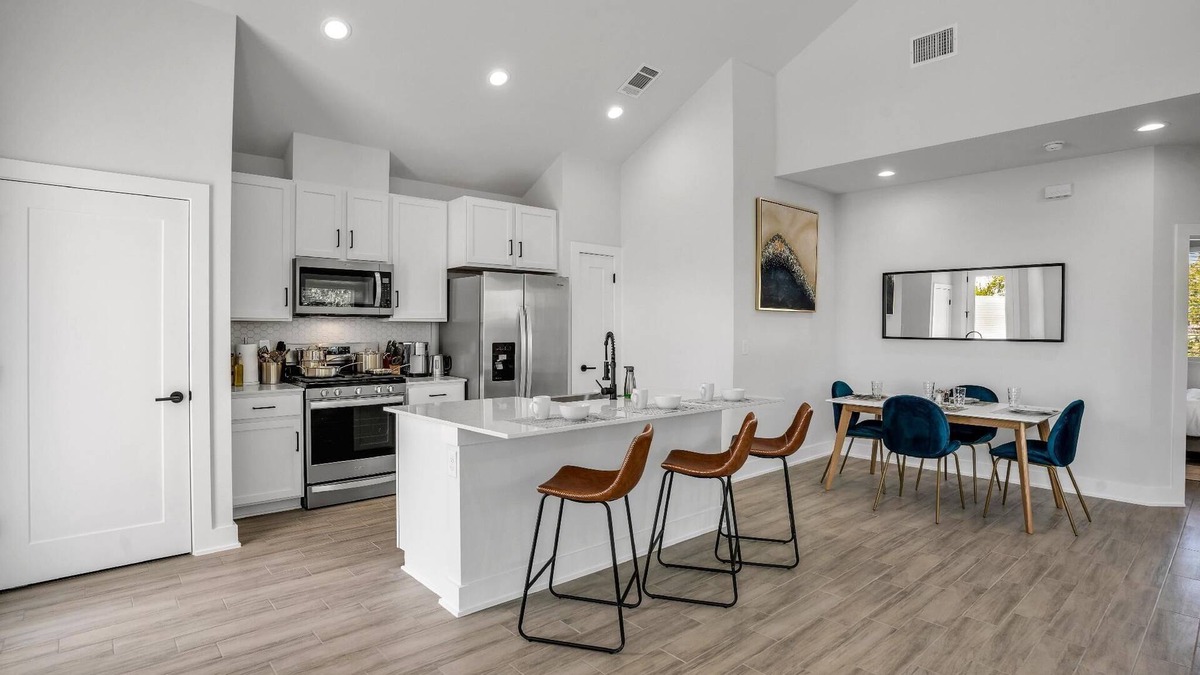 University Hills Apartment | 5BR-Heart of Austin-Mins to Airport-Windsor park