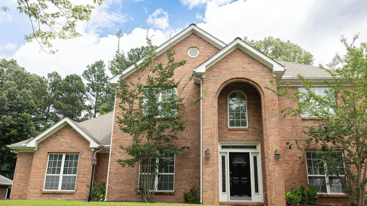 Starkville House | 5BR Home near MSU w/Patio & Fireplace