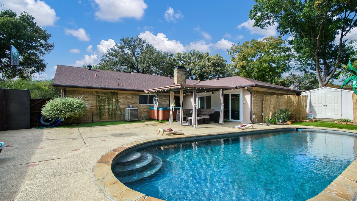 Irving House | 5BR home with Private Pool, Game Room & a Spacious Backyard with Grill
