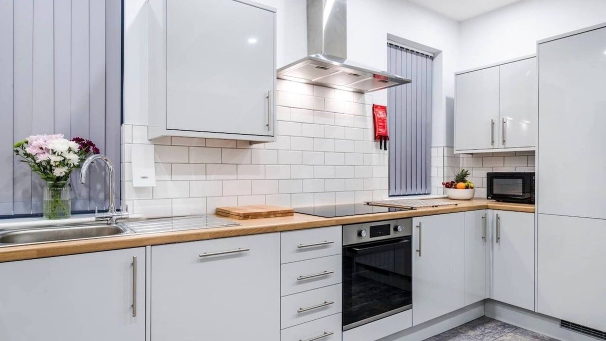 Barnsley House | 5BR House w/Parking in Barnsley