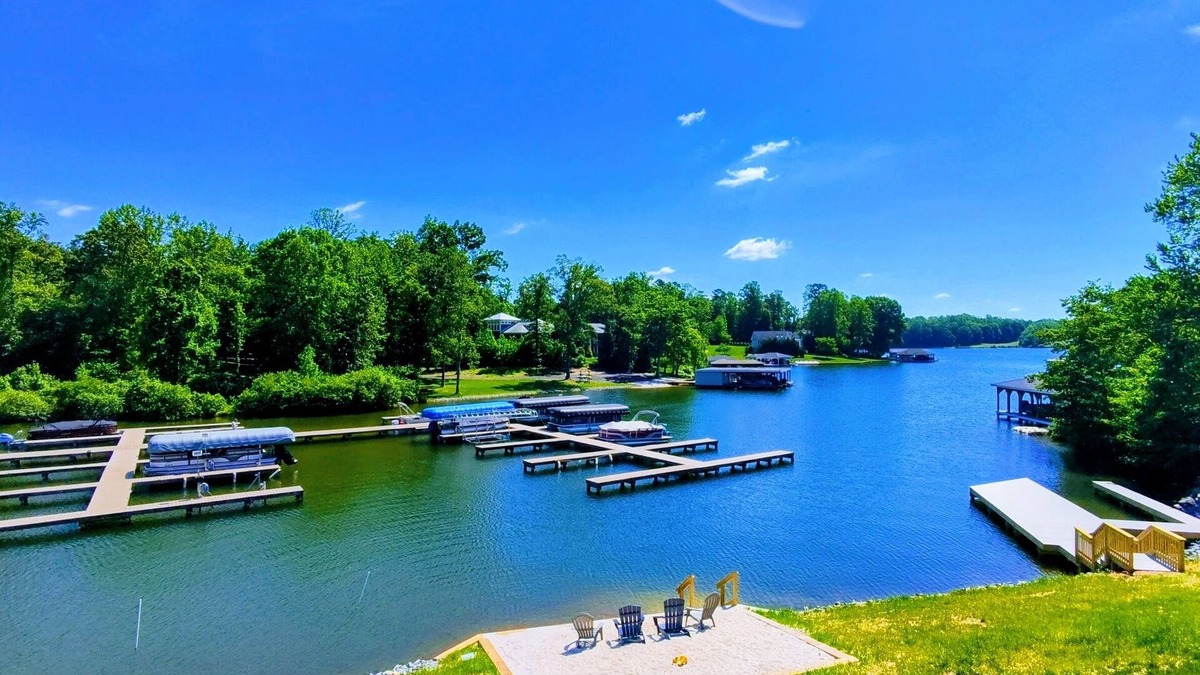 Mineral House | 5BR Lakefront Lake Anna, Pool, Boat Dock, Hot Tub, Beach