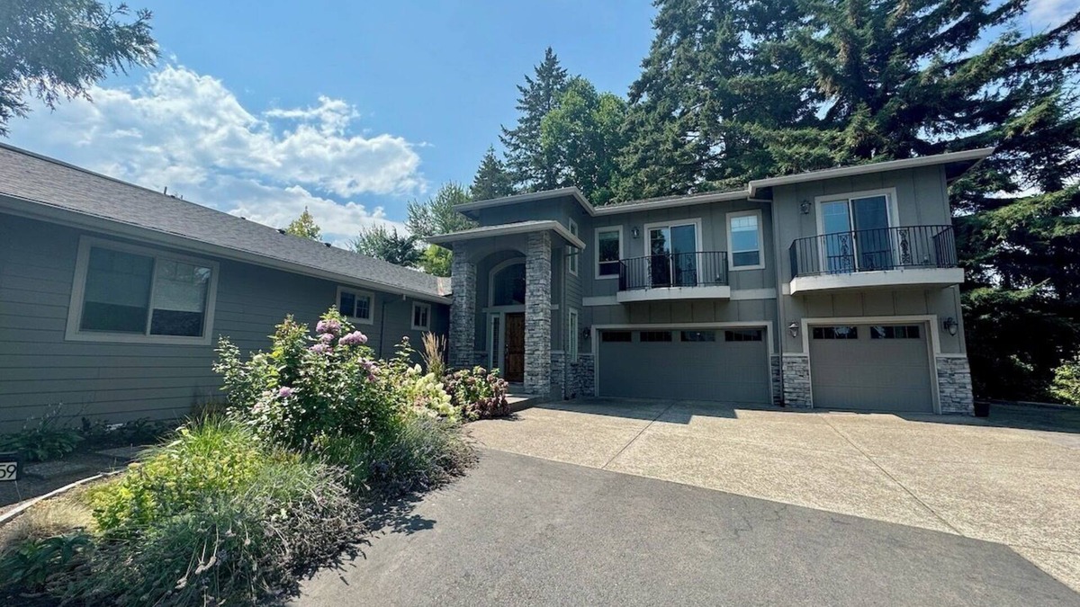 Bull Mountain House | 5BR Luxury Home Multi-Generation Friendly Ideal for Extended Stays Pets Welcome