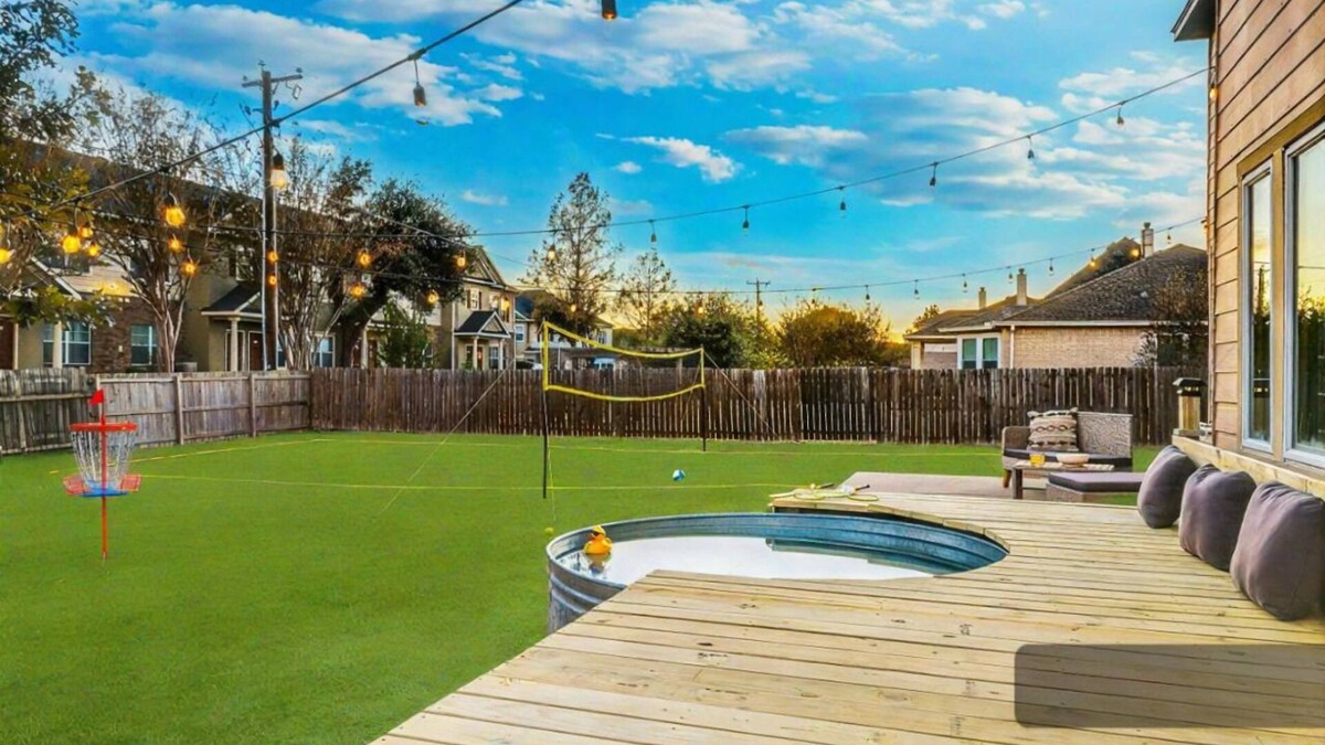 Round Rock House | 5BR Retreat: Arcade, Cowboy Pool & Volleyball Oasis in Huge Backyard