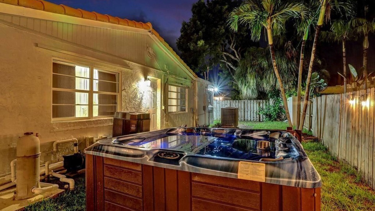 Lighthouse Point Villa | 5BR Stunning Villa Heated Pool & Jacuzzi10mins to the Beach!