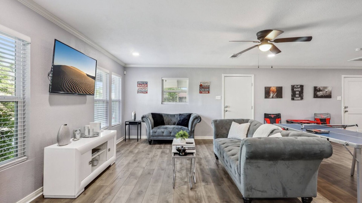 MacGregor House | 5BR w/Gameroom & 1K WiFi - Med Ctr, Downtown, NRG - Sleeps 15
