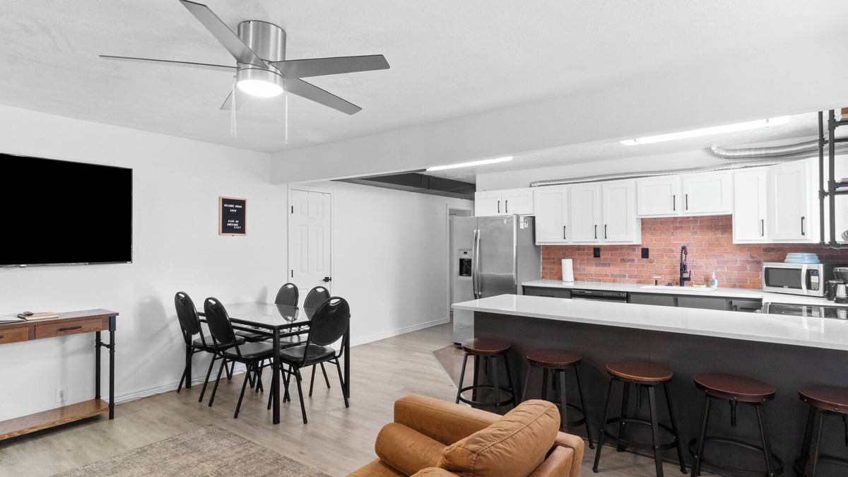 La Verkin House | 5BR Zion Retreat: 2Kitchens, FirePit, Mural & More