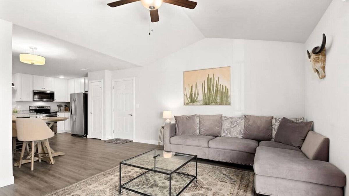 Orange Prairie Apartment | 5C · Urban Oasis - Grand Prairie - 15min OSF & Downtown