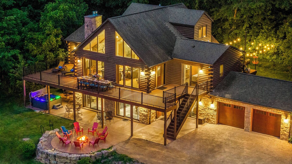 The Galena Territory Cabin | 5KINGBed 5 Bath~Upscale~Views~Games~Fire pit~Hot Tub~Theater~Pets~Luxe Amenities