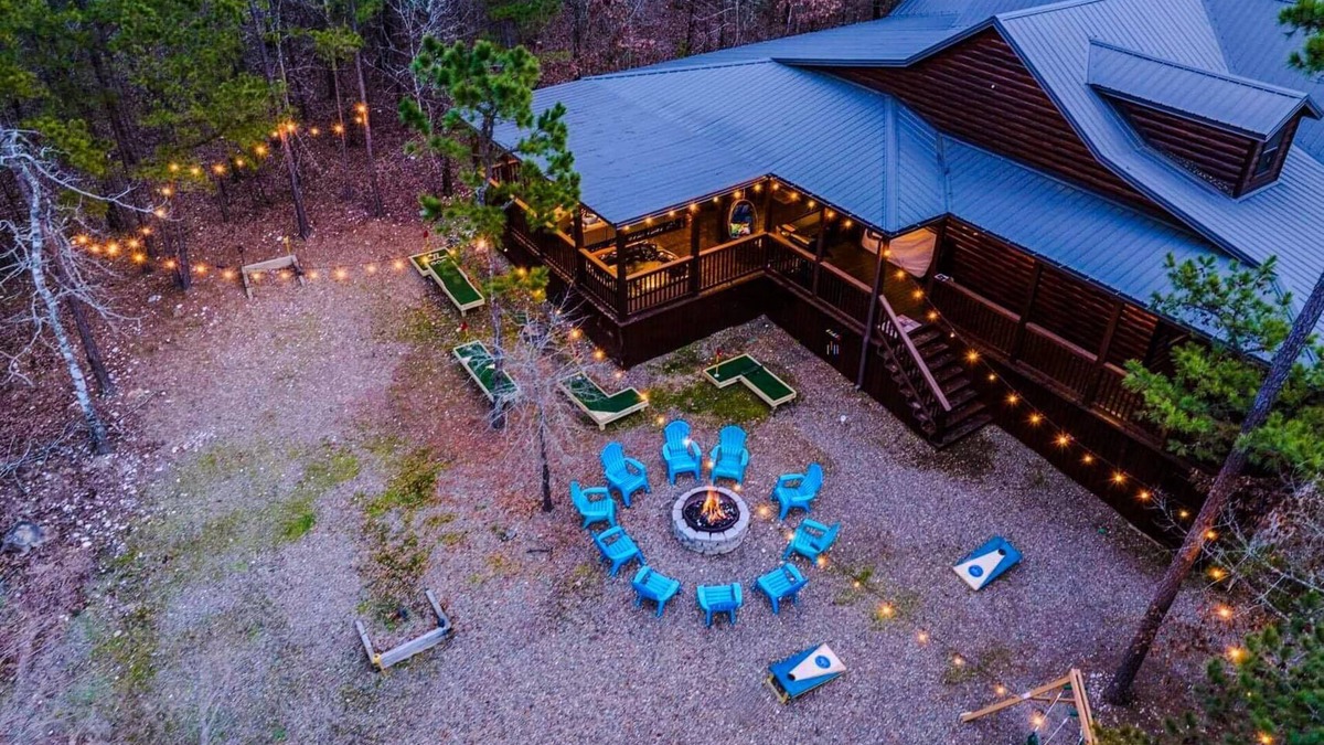 Hochatown Cabin | 5Kings | Pool Table, Shuffleboard, Playset, Putt Putt | 2min to New Casino!