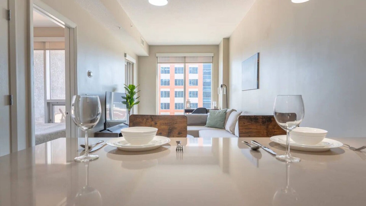 Victoria Park Condo | 5min->Saddledome:Free Parking:Balcony:Smart TV