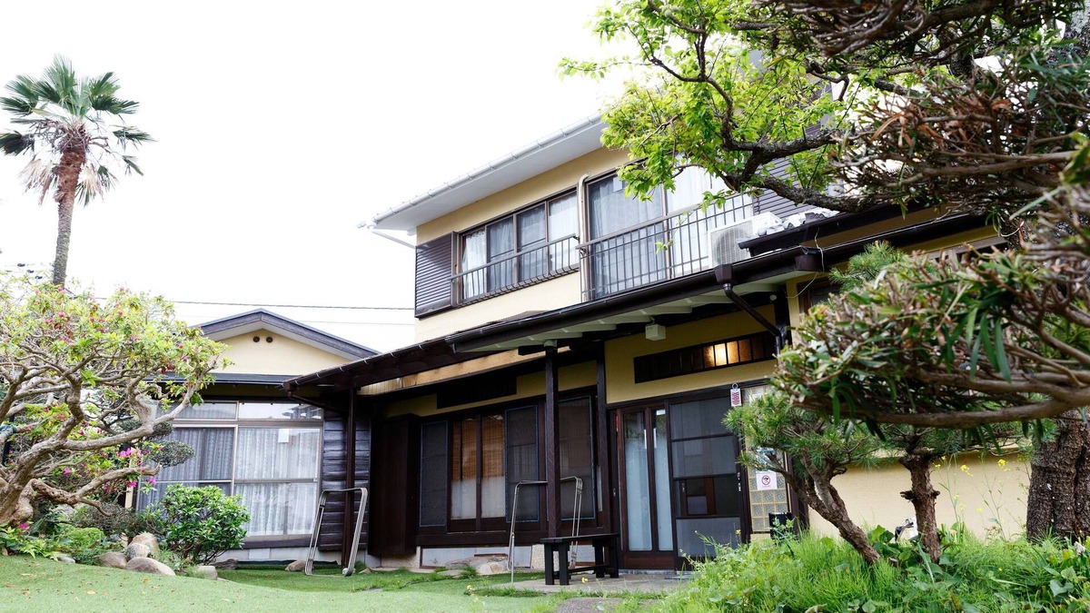 Usami Apartment | 5Min to the sea & station! Comfortable hideaway with a dedicated BBQ area.