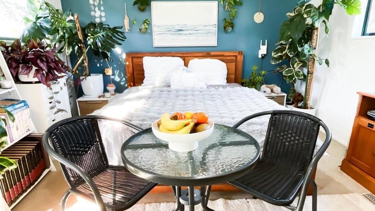 Tirohanga Apartment | 5min walk to BeachnBed & Breakfast Self Contained Studio with Bath, Pets welcome