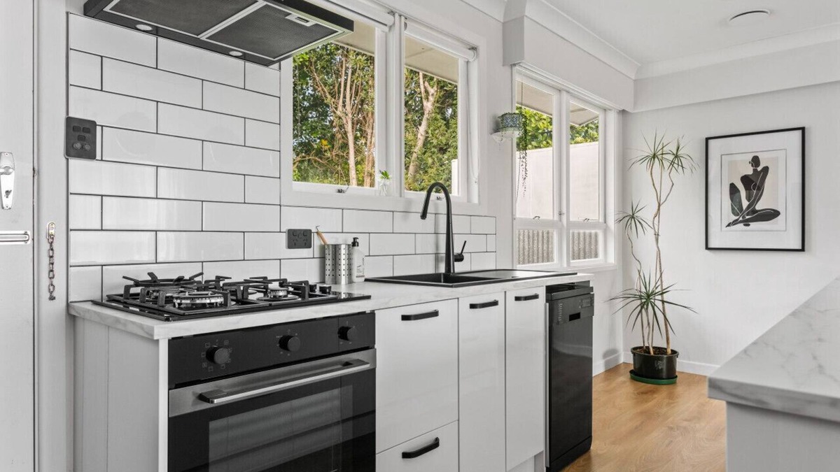 Gisborne House | 5min walk to CBD | Keyless Entry | Last minute bookings!