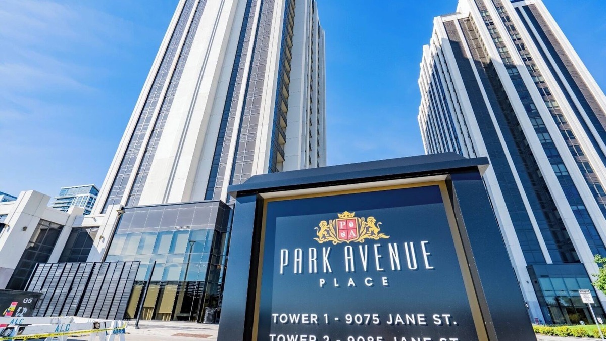 Vaughan Condo | 5min walk to Vaughan mill’s mall and many restaurants.5 min drive to wanderland.