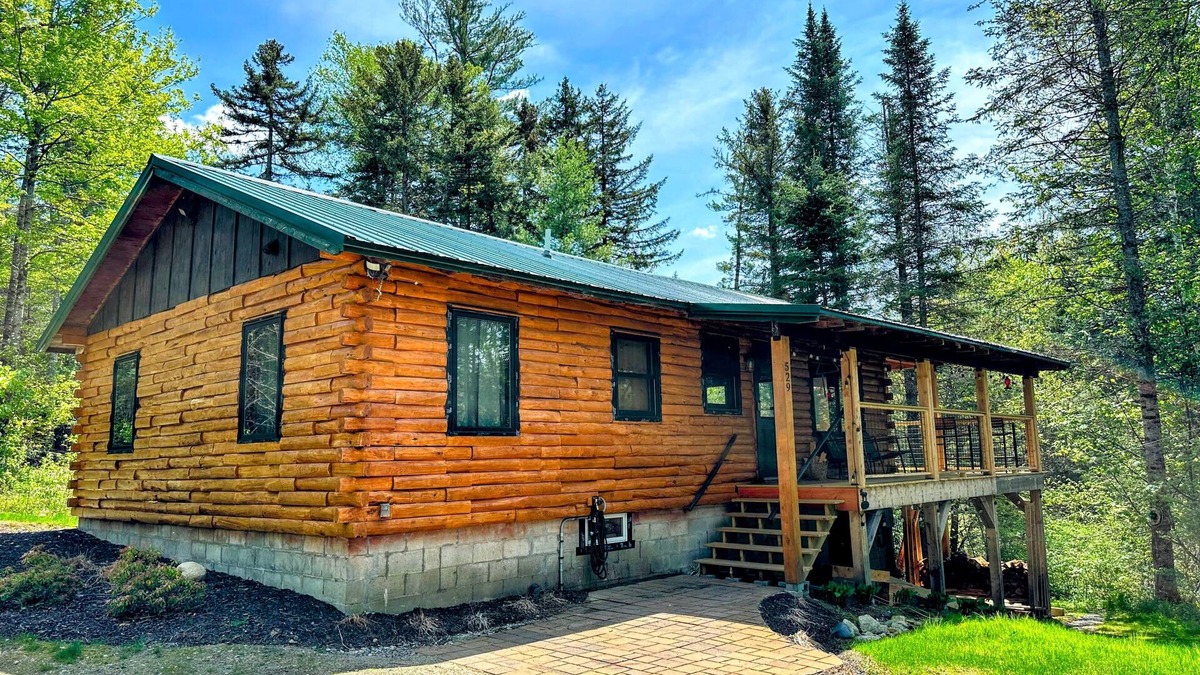 Bethlehem Cabin | 5R Cozy log chalet in fantastic location. Ski, snowshoe, fish, explore! AC, and dog friendly!