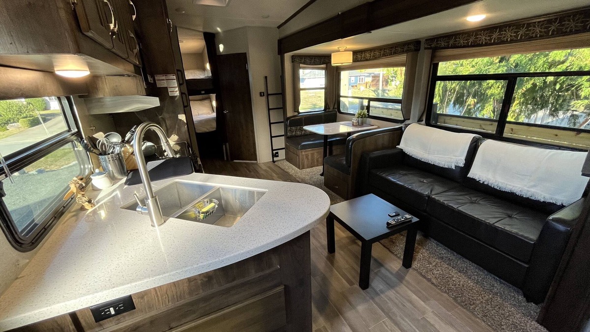 Regional District of Nanaimo House | 5th Wheel Glamping by the Ocean