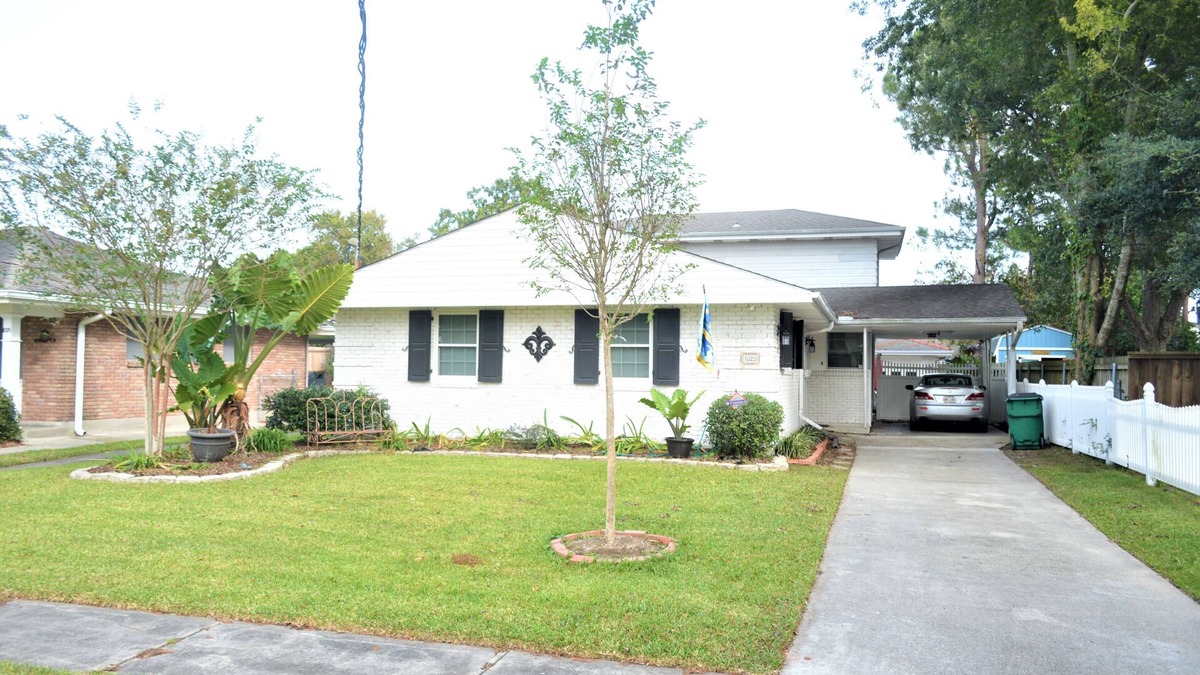 Bonnabel Place House | 6.4 miles to N.O. Superdome FrenchQuarter 5 BR 2 1/2 BA Sleeps 10 n