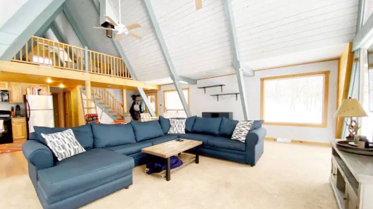 Beach Lake House | 6.45 ACRE Private Close to Big Bear Mountain, Waterfall, Fire-pit, Loft & more.