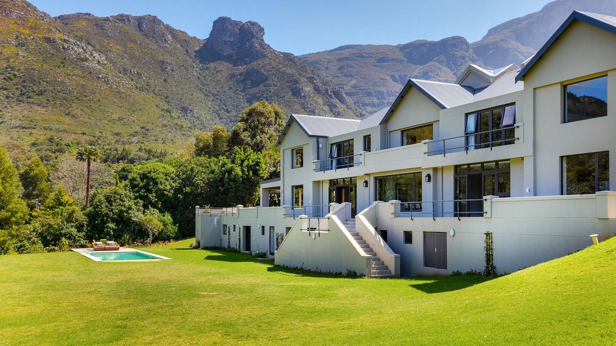 Newlands House | 6/7 bedroom spacious Bishopscourt home. Fun for the whole family.Exquiste views.