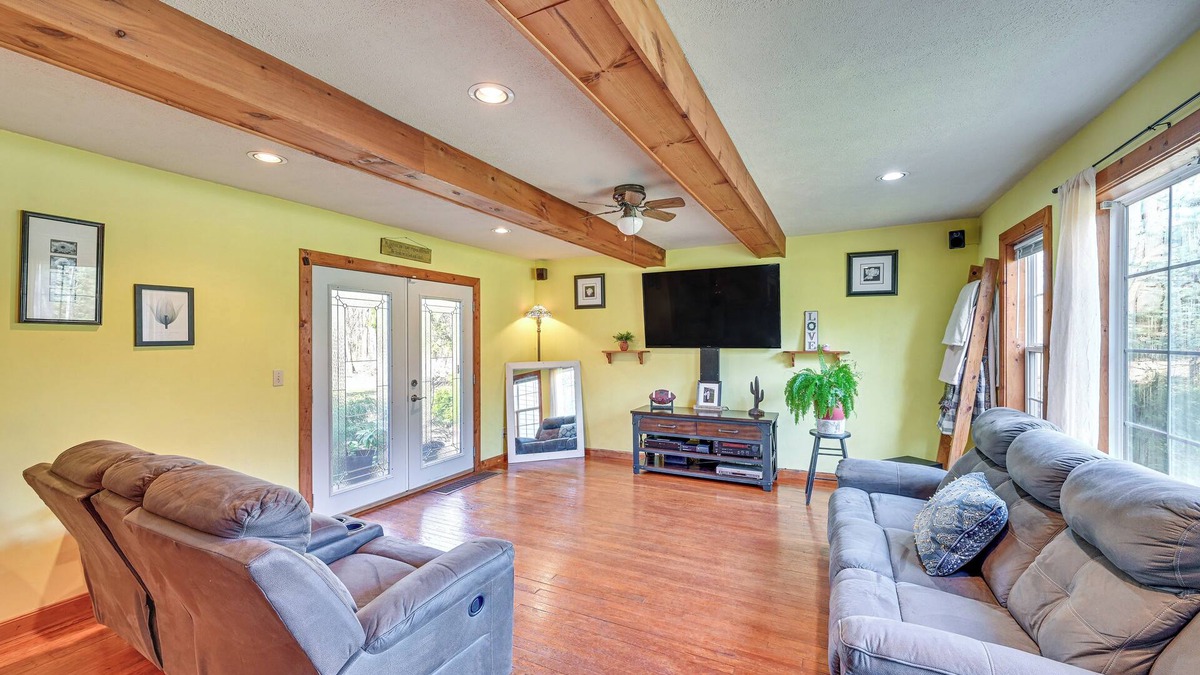 Niles House | 6-Acre Family-Friendly Getaway in Niles!