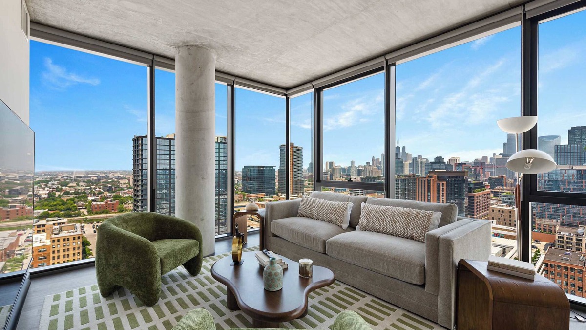 West Loop Apartment | 6 Apts for Groups w/City Views and Luxe Amenities