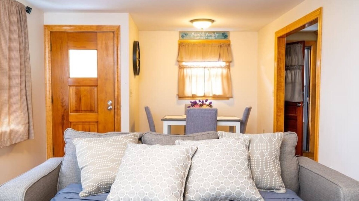 Bristol House | #6 * BEAUTIFUL* PET FRIENDLY HOME IN CENTRAL CT!*