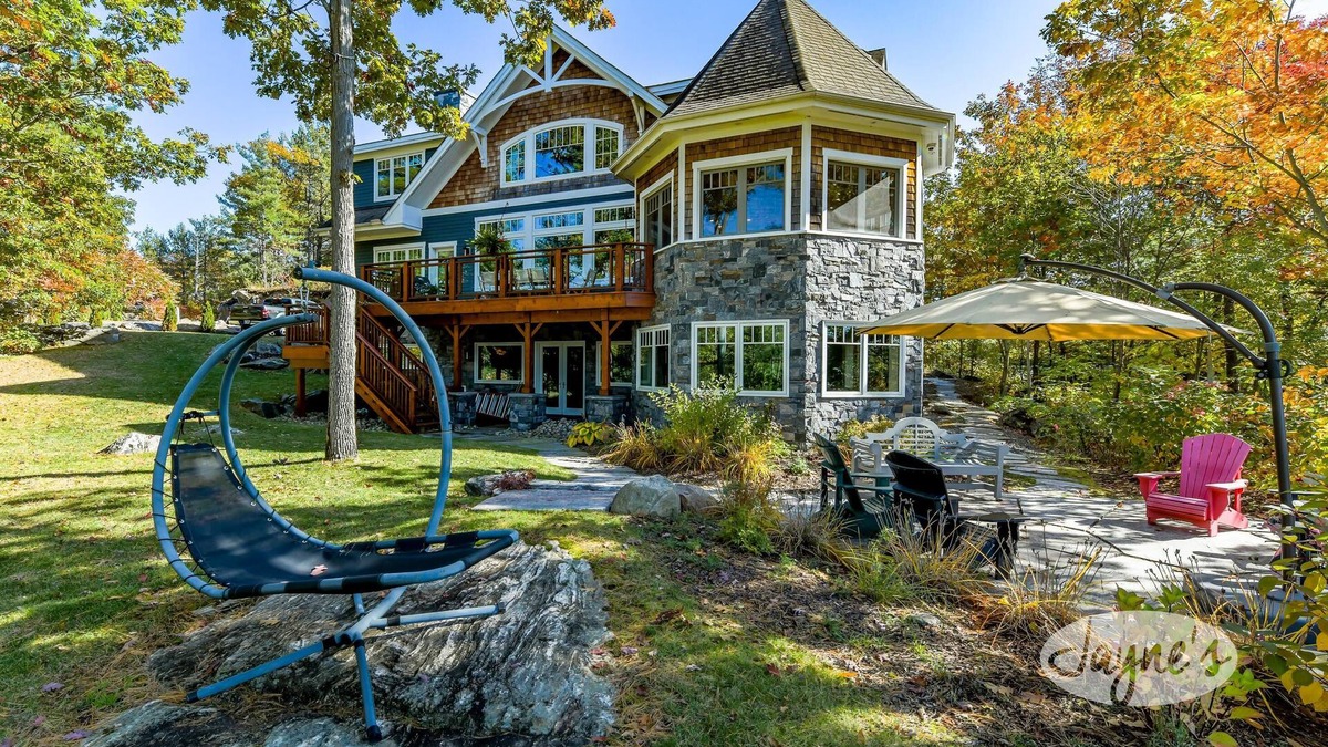 Gravenhurst Cottage | 6 bed 4 bath cottage on Lake Muskoka, Private, Boathouse, Hot tub!