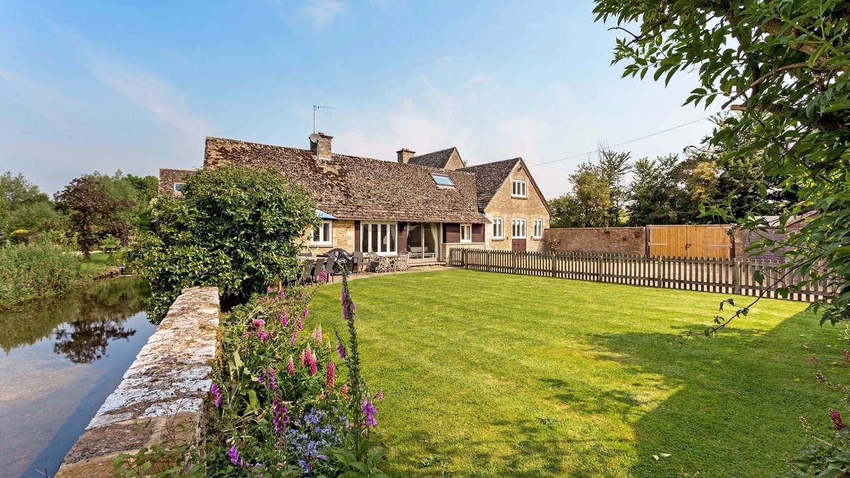 Eastleach House | 6 Bed, 4 Bath, Cottage in the Cotswolds with Wood Fired Hot Tub. Sleeps 11-14