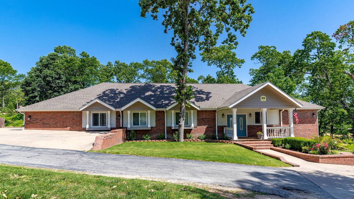 Grove House | 6 Bed/4 Bath Lake House with Access to Pool, Boat Slips and Boat Rental