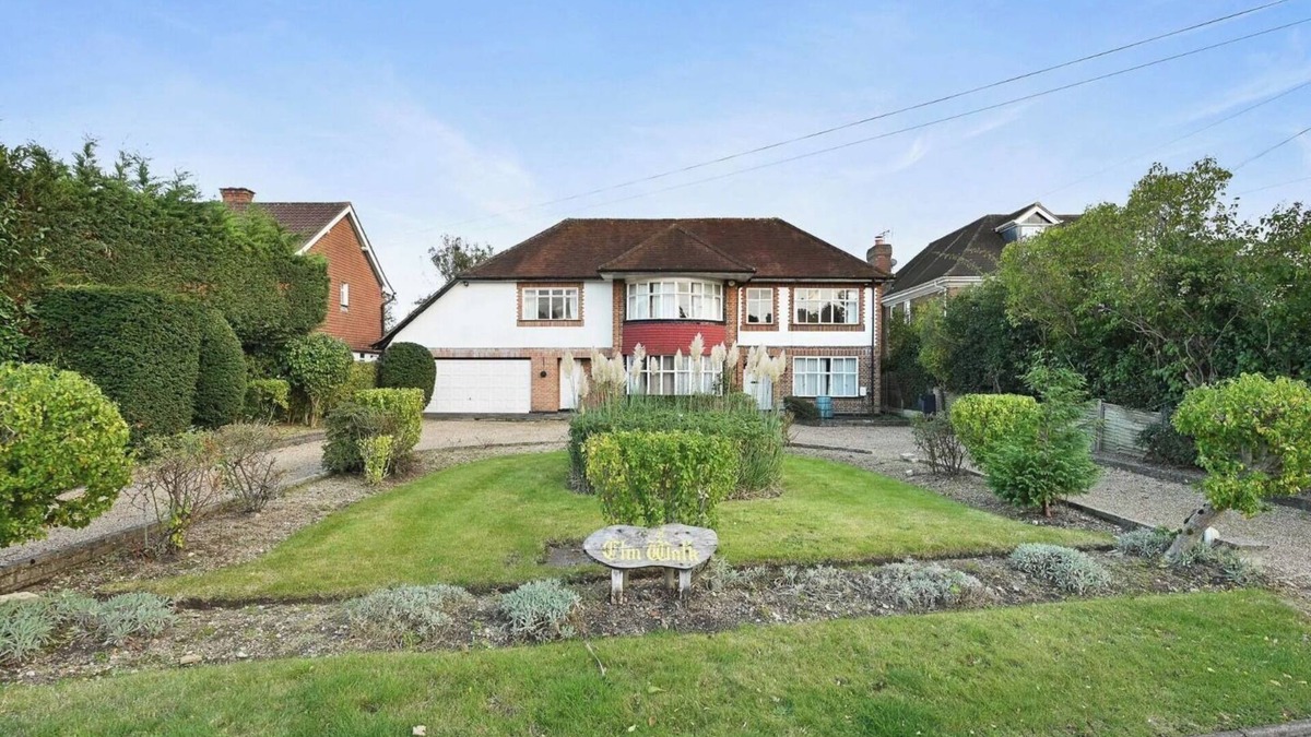 Hillingdon House | 6 Bed House on Prime Private Road in Ickenham