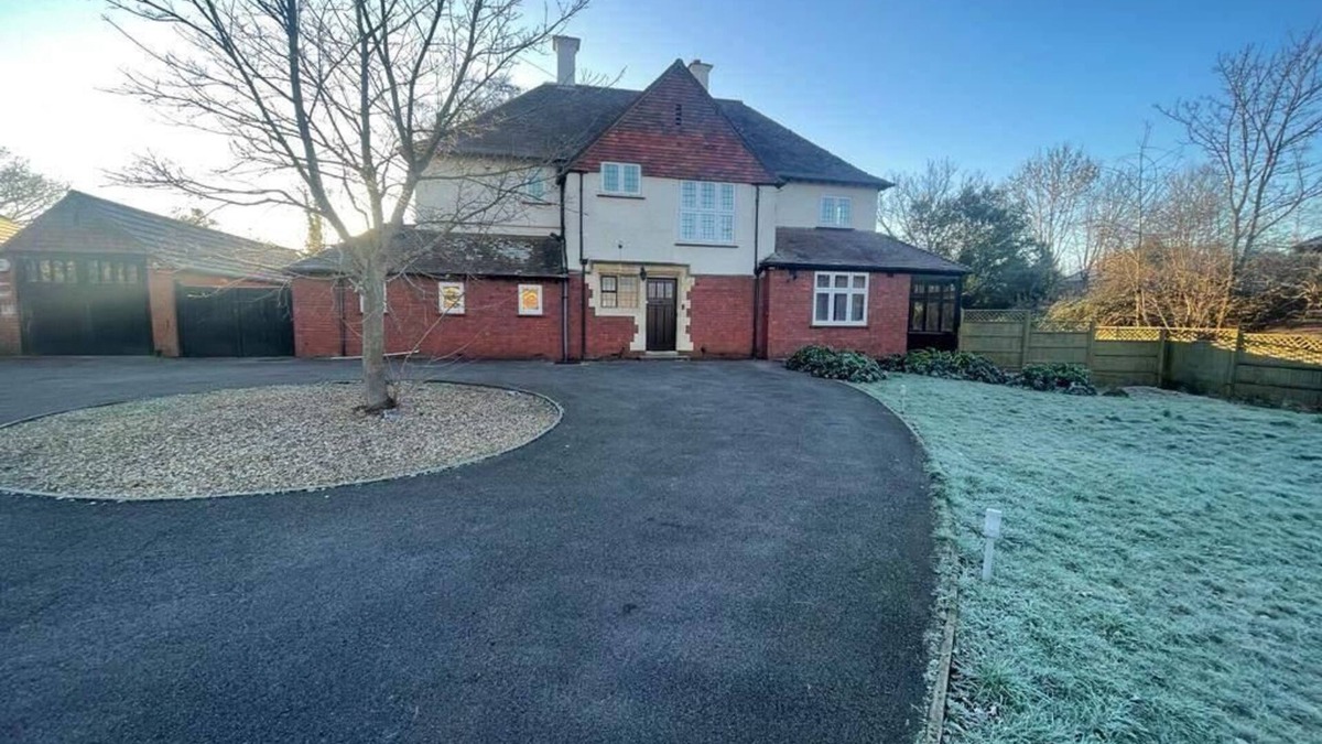 Severn Beach House | 6 Bed-Sleeps 10-Gym-HotTub-Garden-Parking