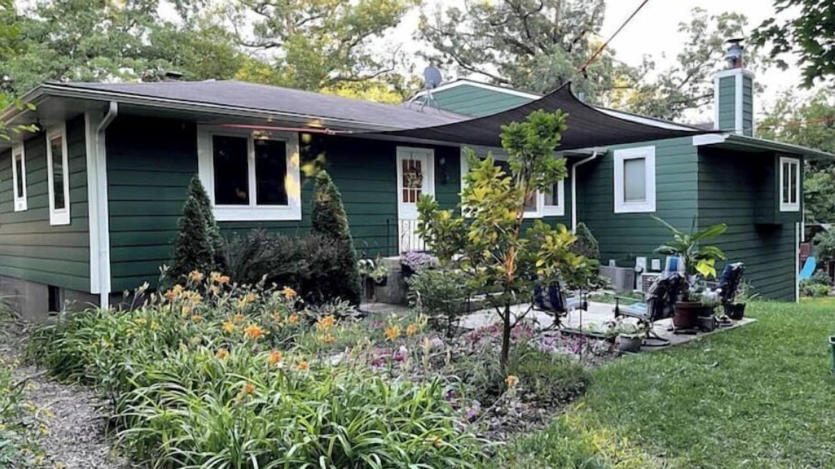 West Chicago House | 6 Bedrm/3 Bath Spring Retreat, Hot Tub, Fireplace