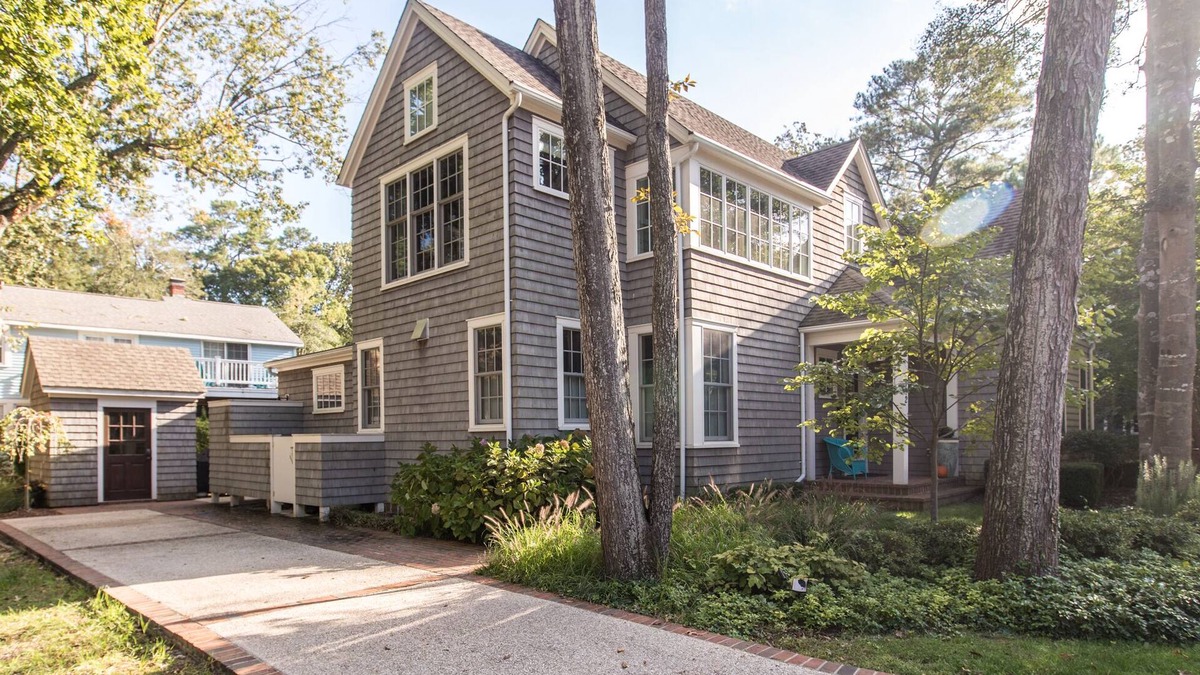 The Pines House | 6 Bedroom/4.5 Bath - Pool - 4 Block To Beach - The Pines