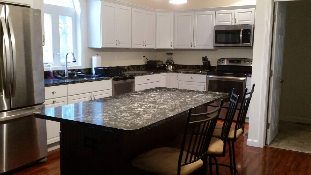 Meredith House | 6 BEDROOM, 5 BATH, MODERN HOME CLOSE TO PUBLIC BEACH ON 2 ACRES, 1 MILE TO TOWN