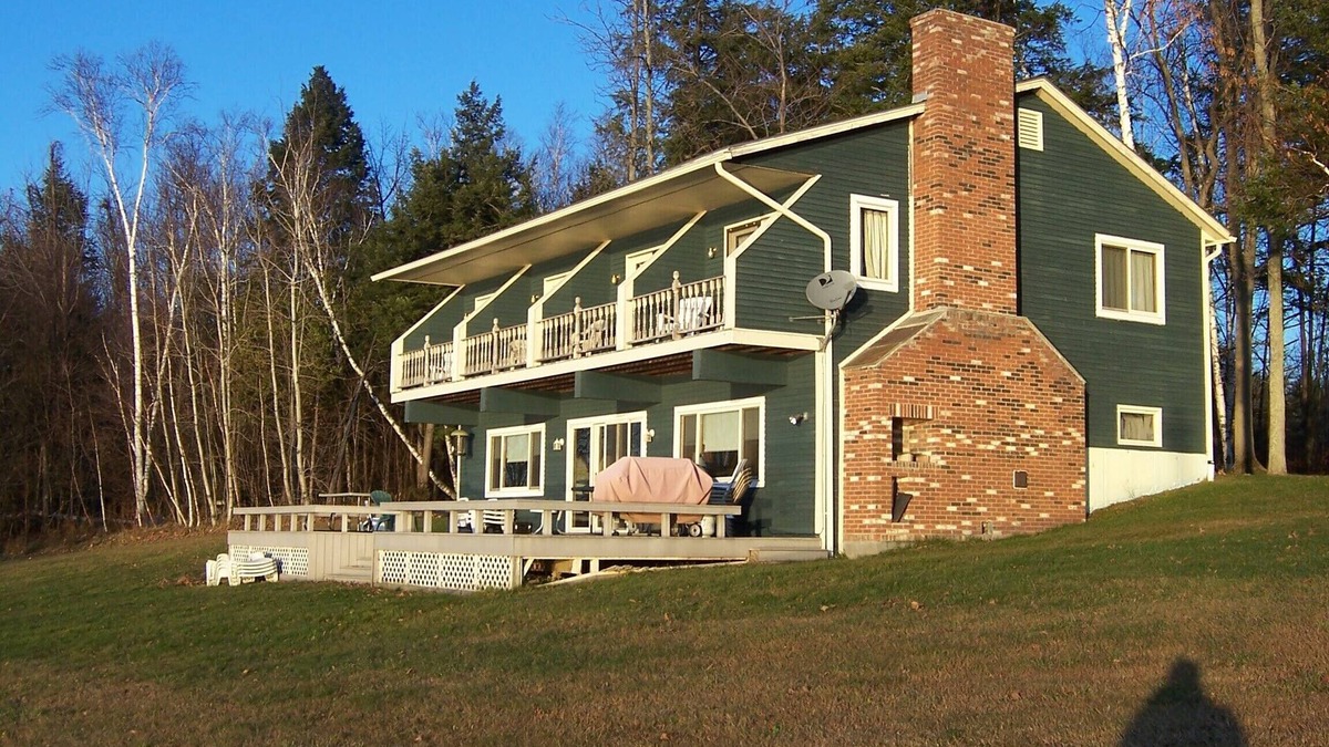 North Hero Cabin | 6 Bedroom 9+ Acres Spacious Waterfront Lodge ,1500' Lake Frontage/Boat Launch n