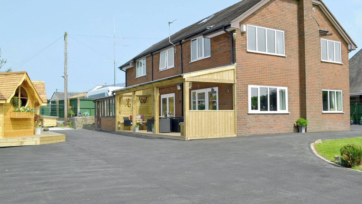Endon Cottage | 6 bedroom accommodation in Brown Edge, near Leek