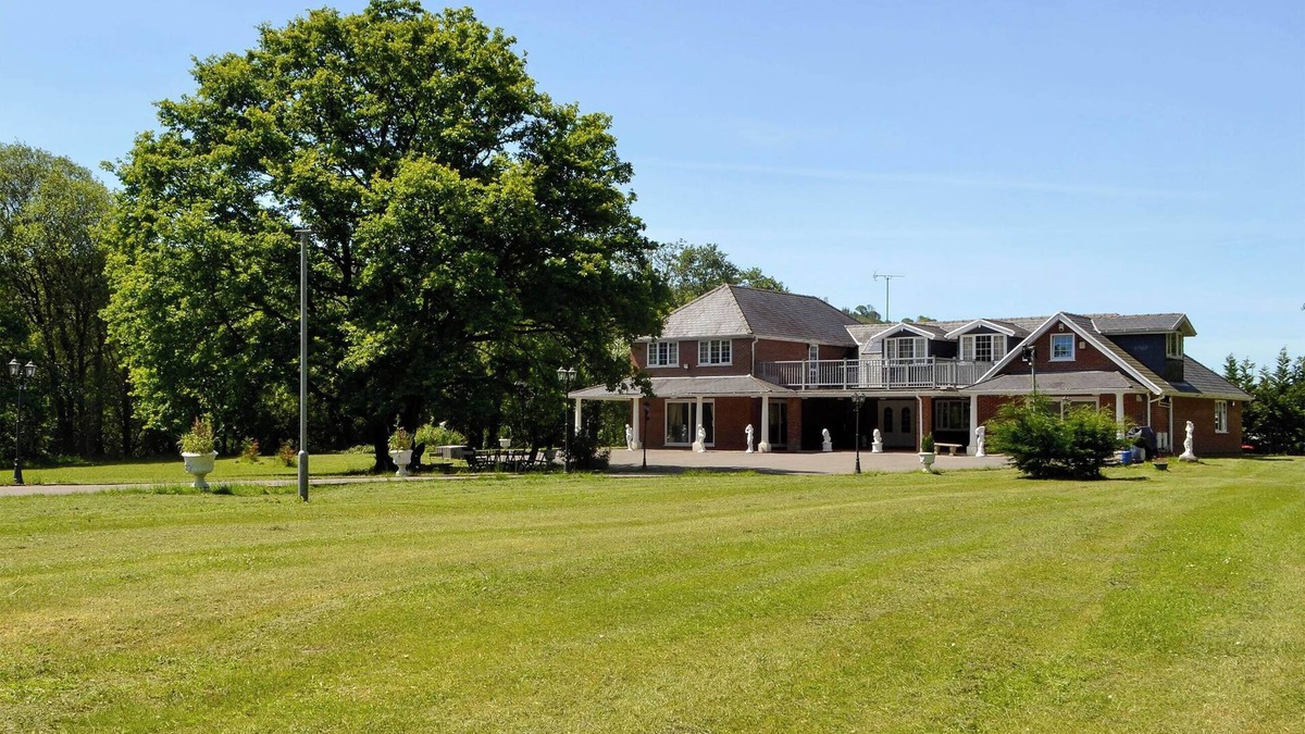 Glanamman Cottage | 6 bedroom accommodation in Glanaman, near Llandeilo