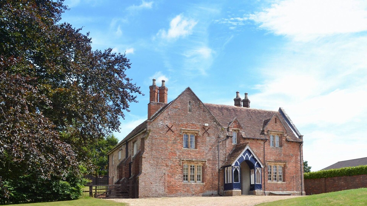 Longham Cottage | 6 bedroom accommodation in Dudsbury, Ferndown