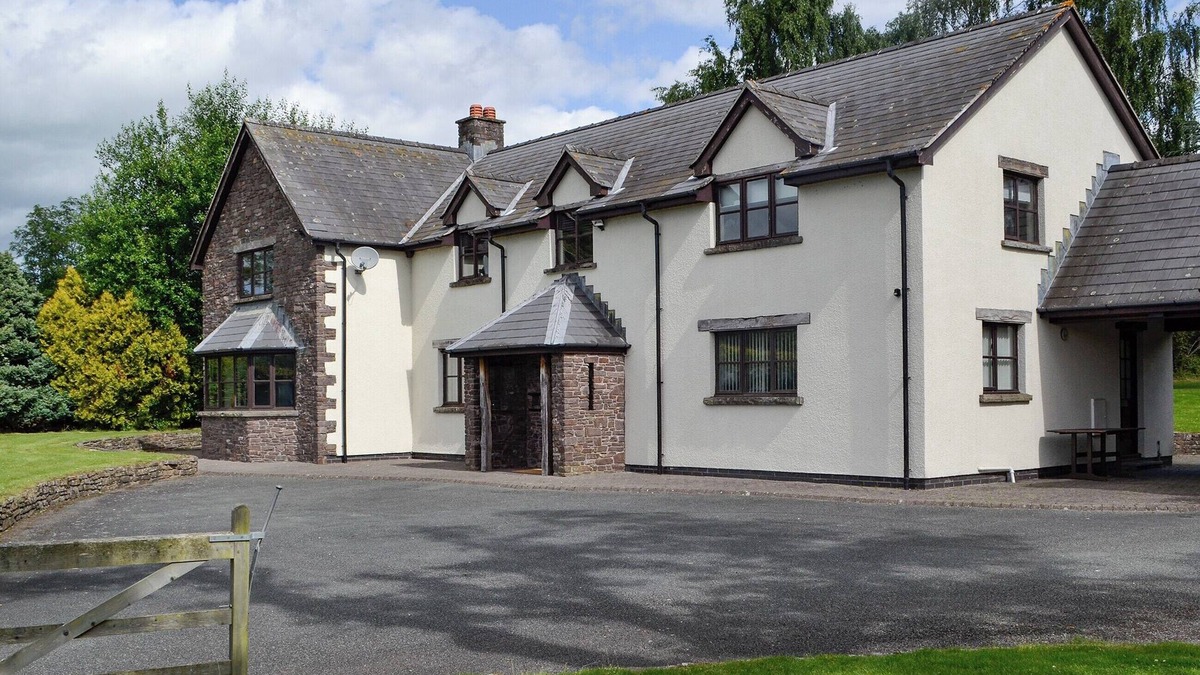 Llanfihangel Tal-y-llyn Cottage | 6 bedroom accommodation in Brecon