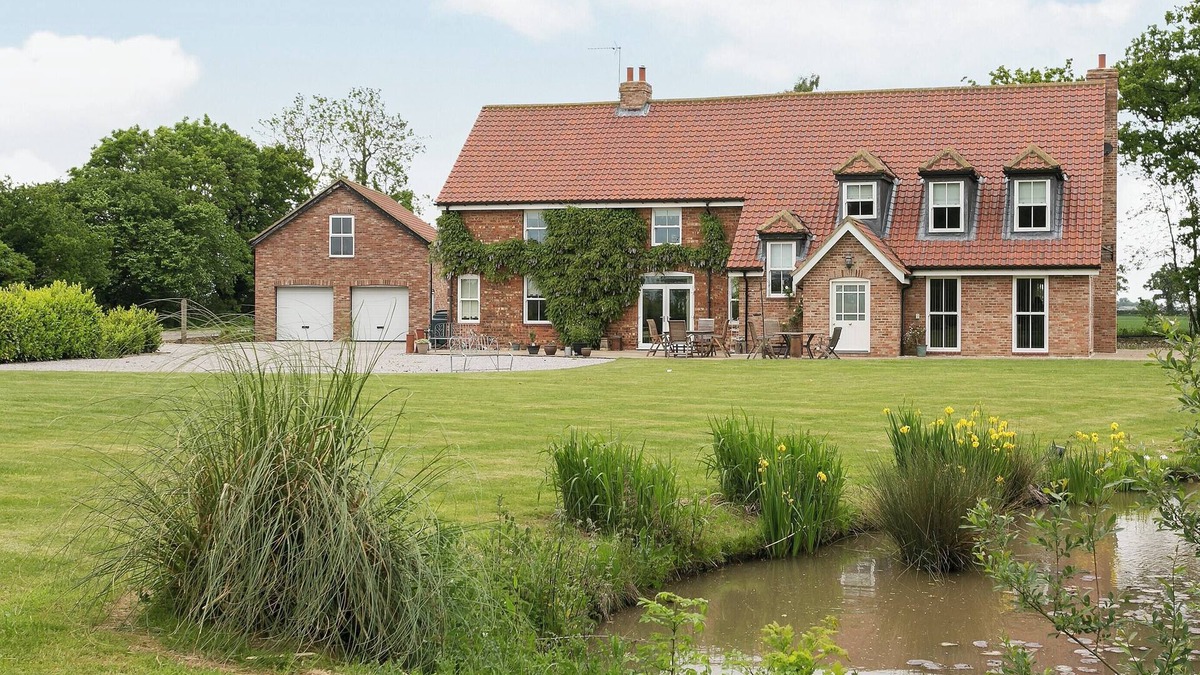 Brough Cottage | 6 bedroom accommodation in Sandholme, near Beverley