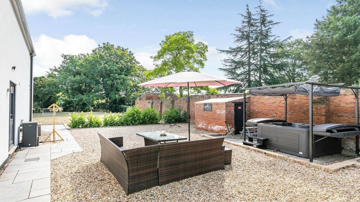 Sleaford Cottage | 6 bedroom accommodation in Howell