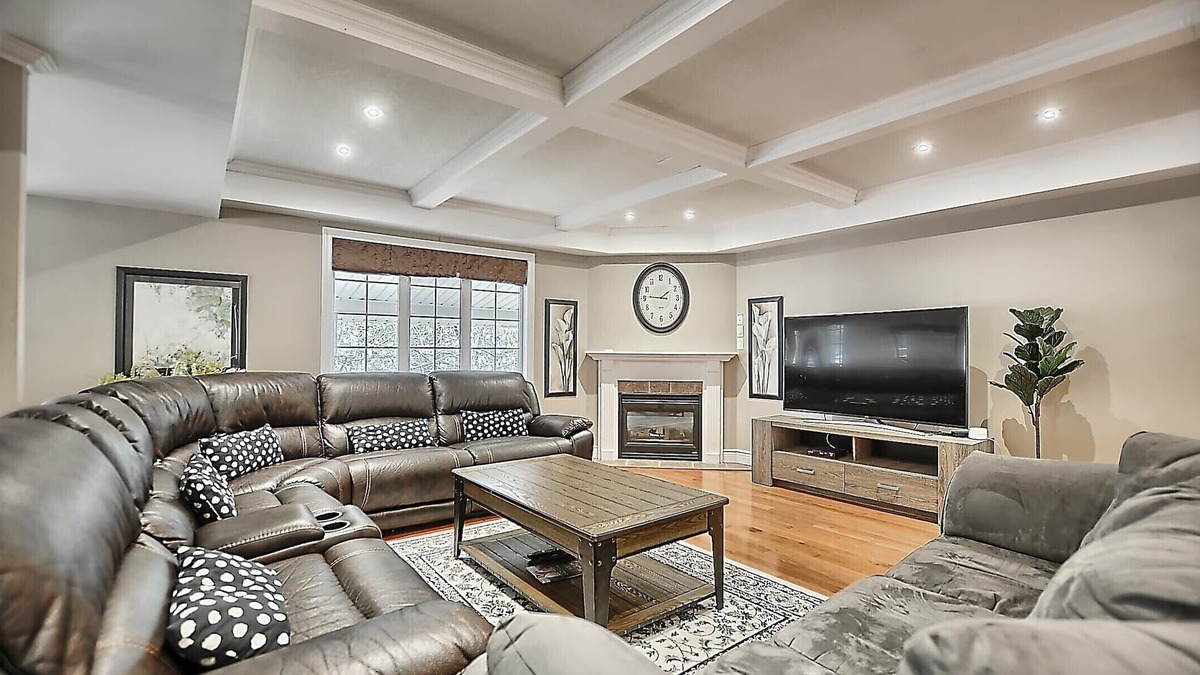 Alcona Cottage | 6 Bedroom Executive Cottage near Lake Simcoe & Innisfil Beach Park