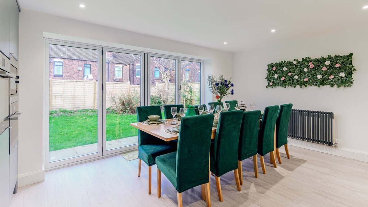 Ashton in Makerfield House | 6 Bedroom house - 10 Beds - Motorway, Free Parking