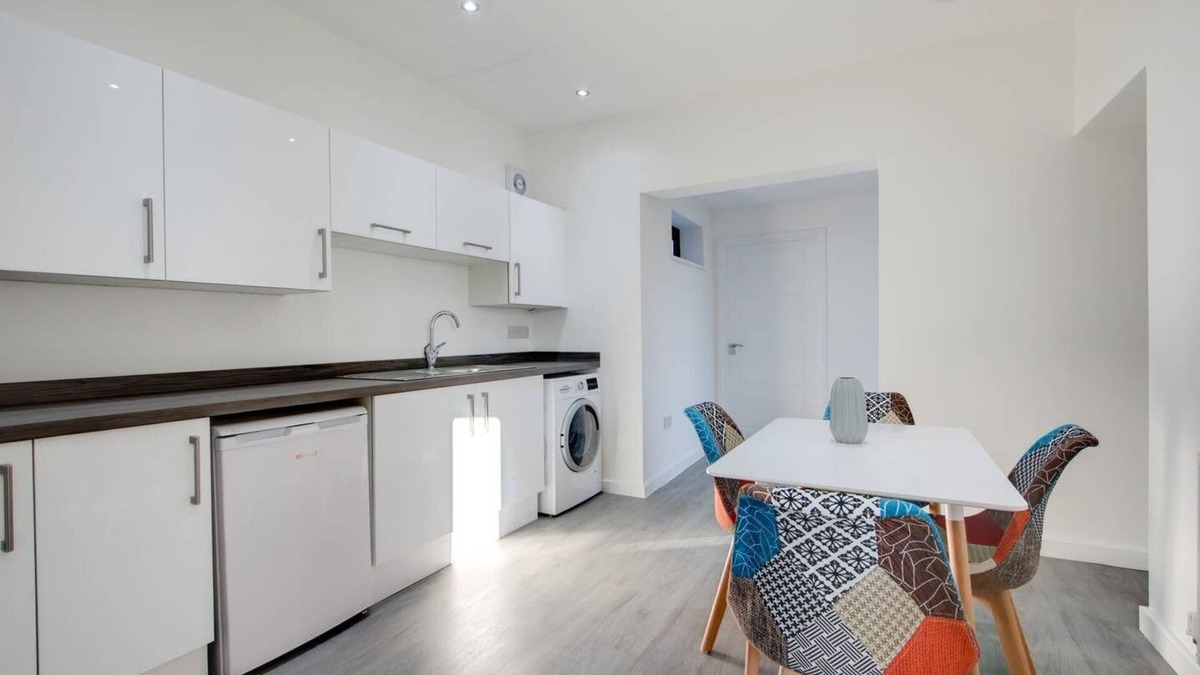 Barnsley House | 6 BEDROOM HMO SHARED HOUSE SUITABLE FOR CONTRACTORS/COMPANY LET