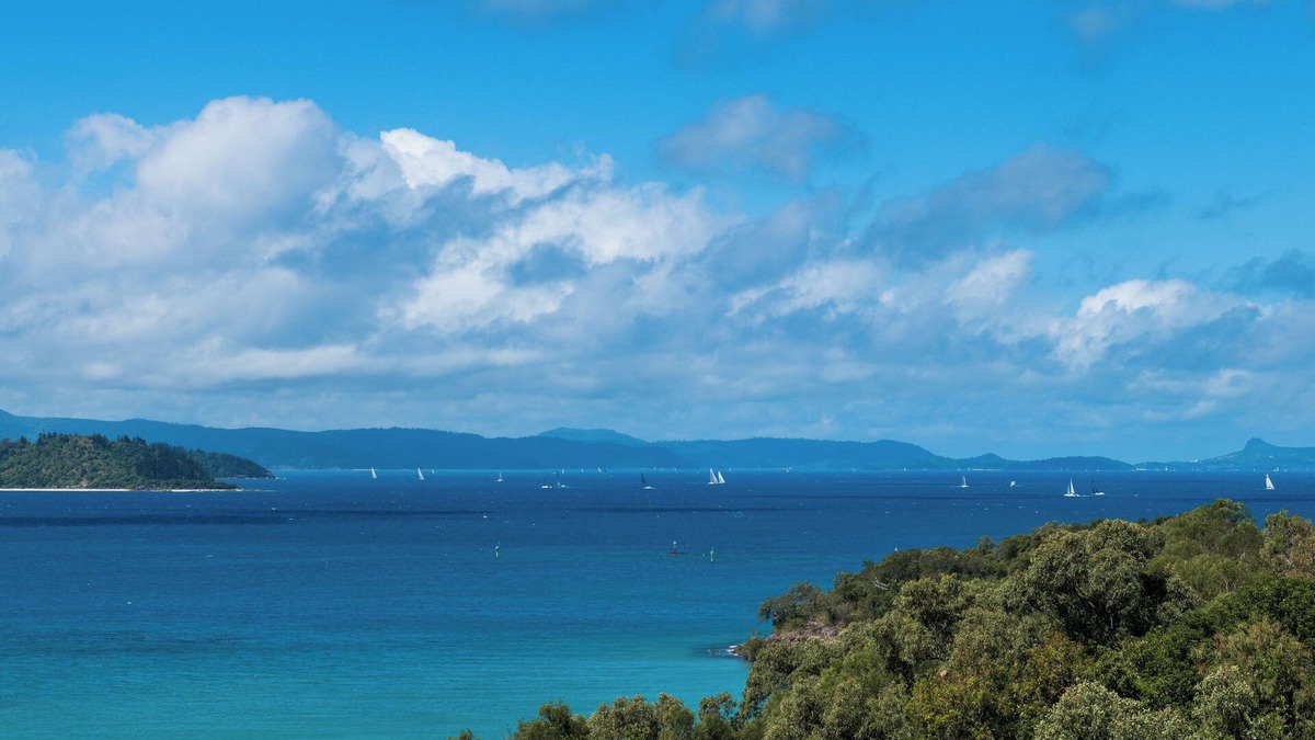 Shute Harbour House | 6 Bedroom Holiday Home with Private Pool and Ocean Views. Sleeps 16!