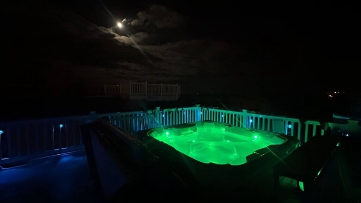 North Beach Haven House | 6 Bedroom Home 3rd off Beach with Ocean & Bay View HotTub +