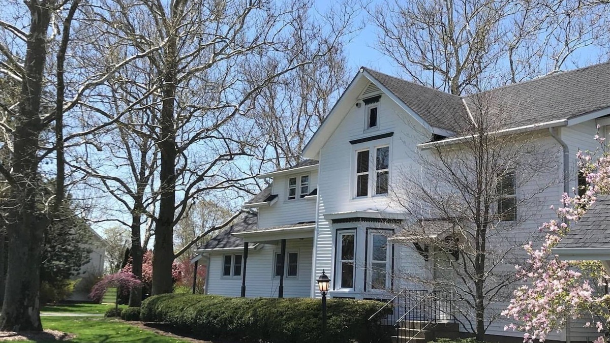 Sandusky Other | 6 Bedroom Homestead, 9 miles from Cedar Point coasters