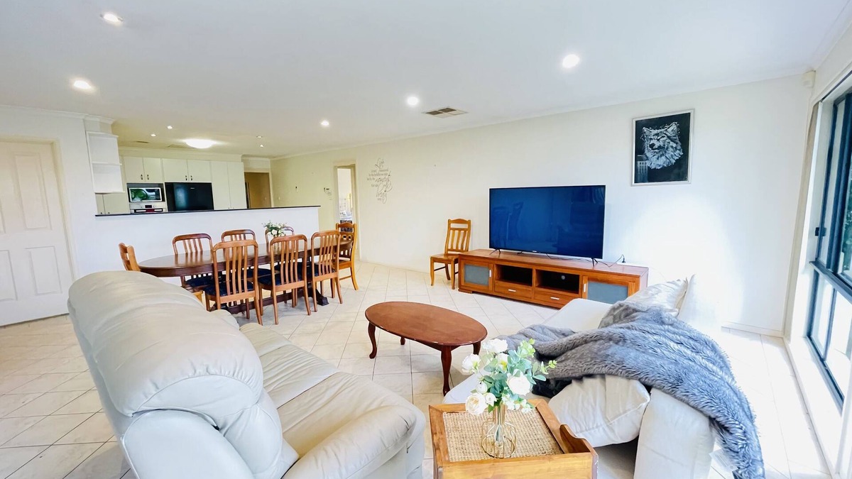 Gungahlin House | 6 Bedroom House @ Gungahlin Town Center
