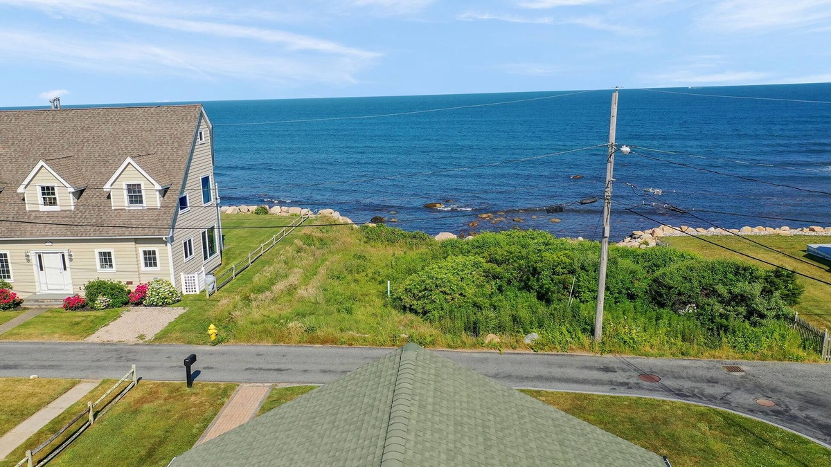 Narragansett House | 6 Bedroom House, Ocean View, A/C, One Floor, Less than 1 Mile to Beach